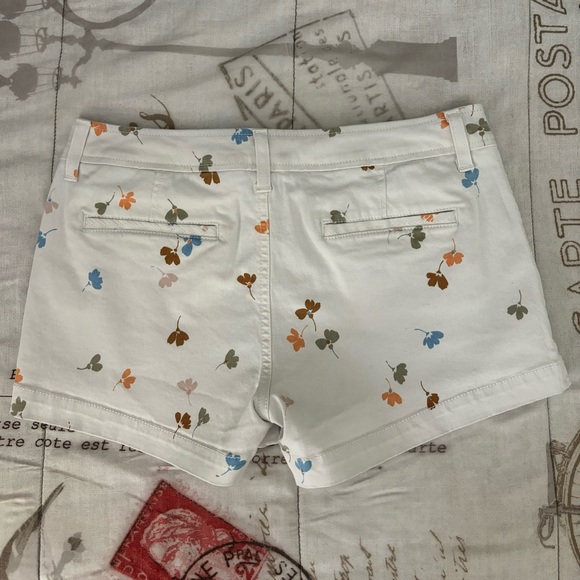 UEC MARKET & SPRUCE CHINO FLORAL SHORTS SIZE 4! - Picture 3 of 7